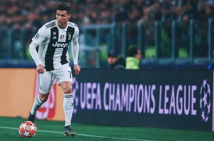 土超比赛双方在禁区里打架，裁判未吹停比赛导致主队打入空门